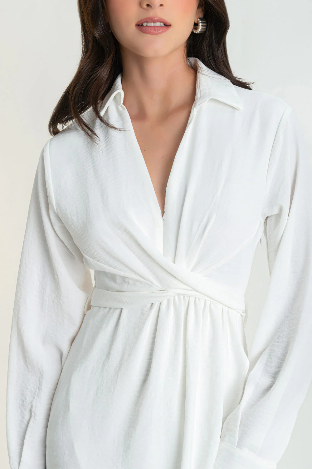 Vestido corto camisero de escote con lazo