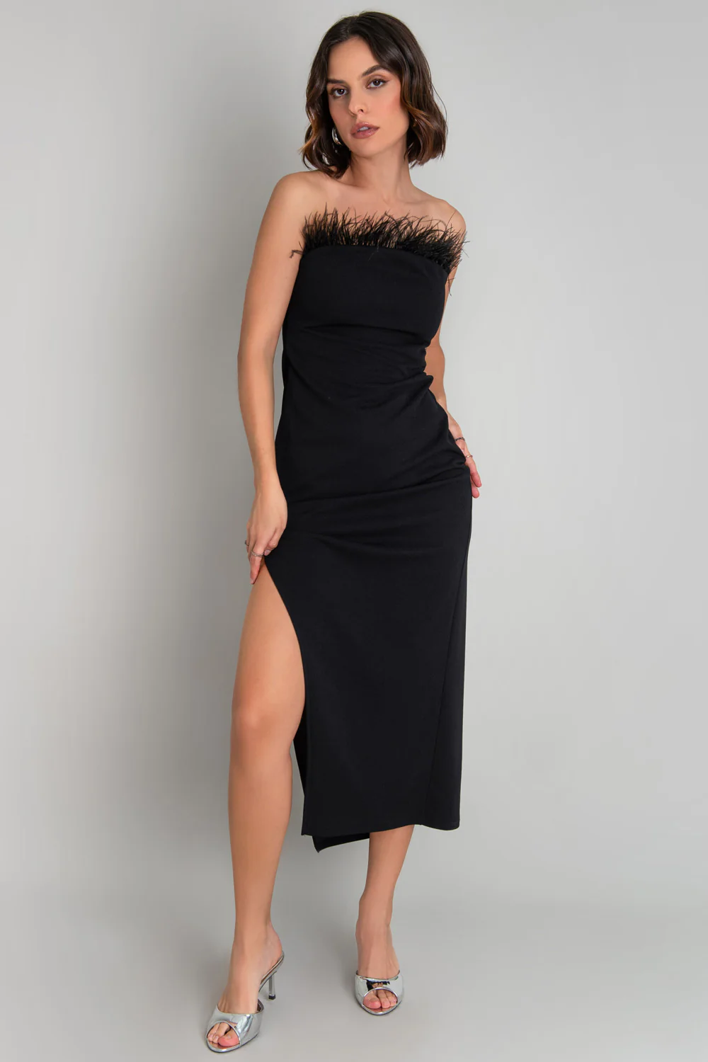 Vestido midi strapless escote con plumas