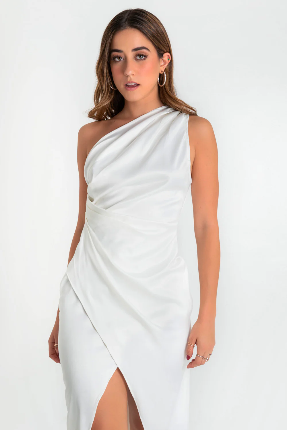 Vestido maxi satinado cruzado de un hombro