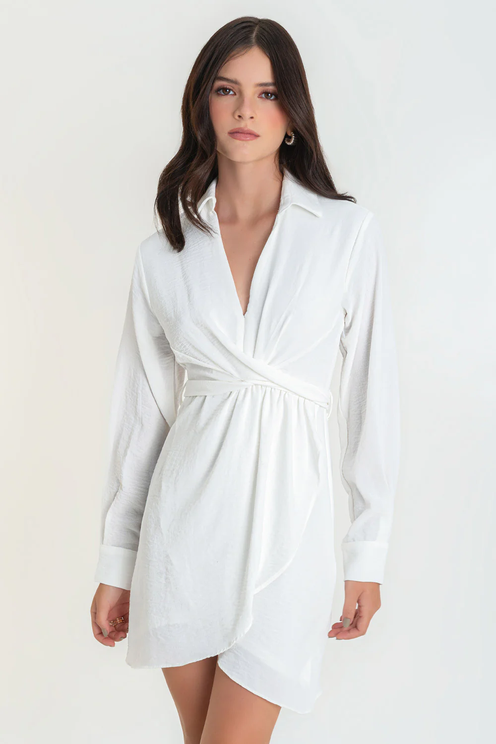 Vestido corto camisero de escote con lazo