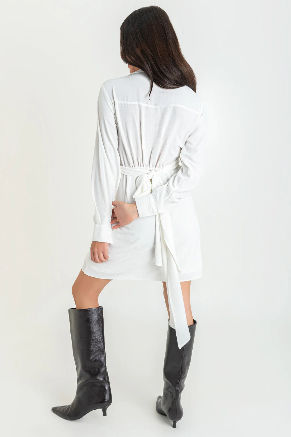 Vestido corto camisero de escote con lazo