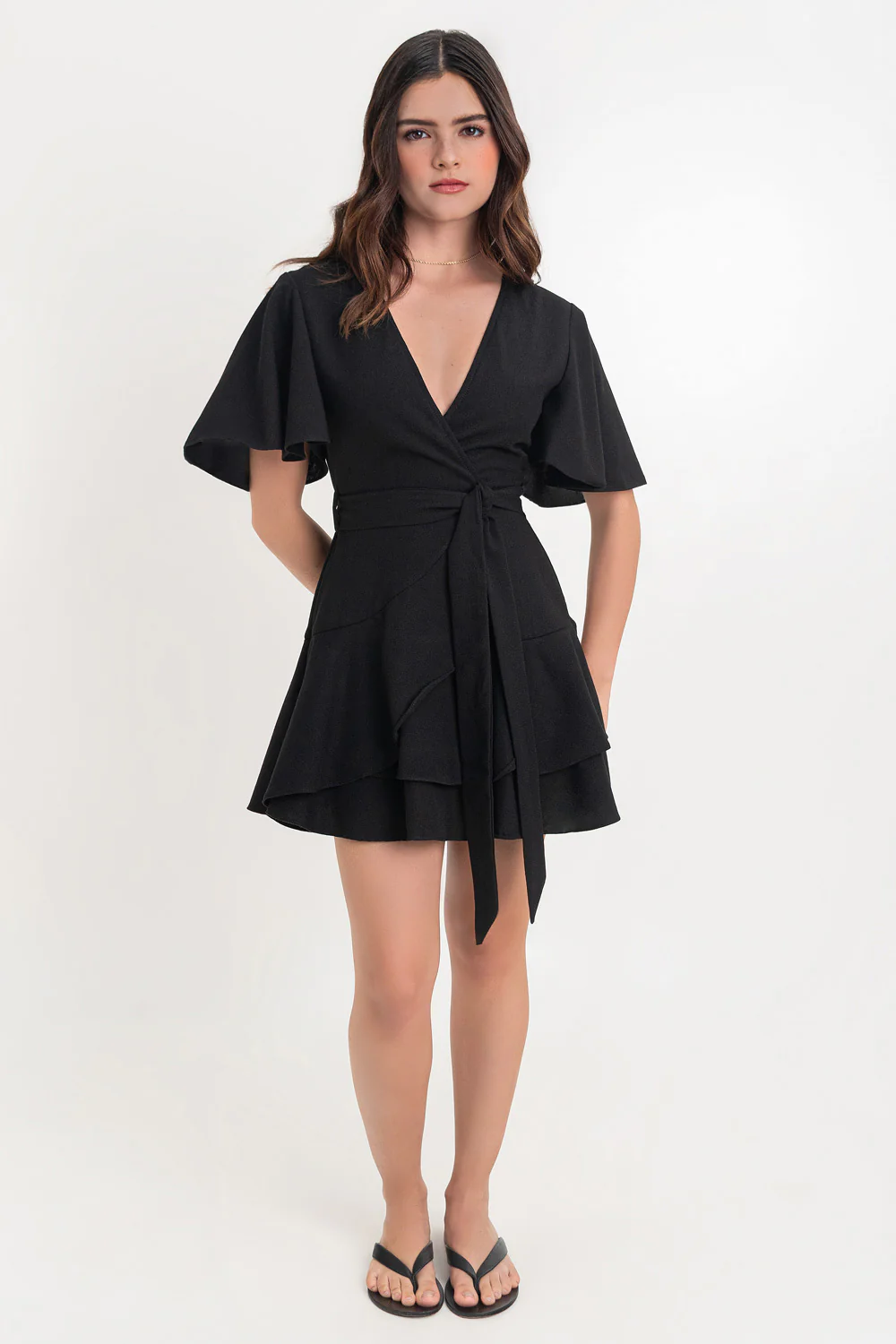 Vestido corto cruzado de escote v con cinturón