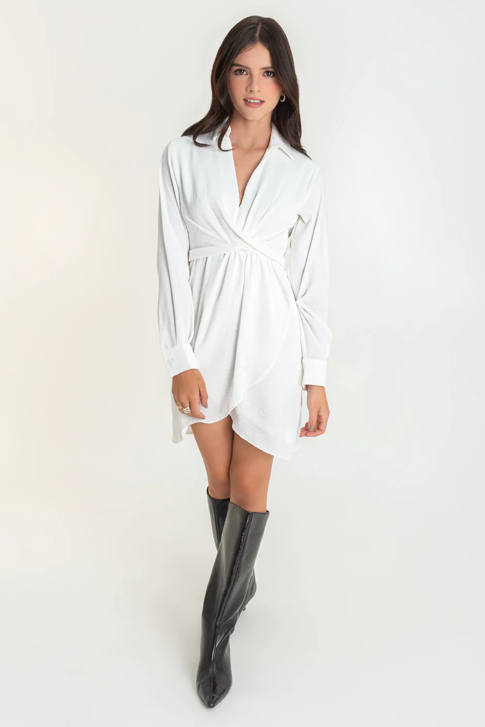 Vestido corto camisero de escote con lazo