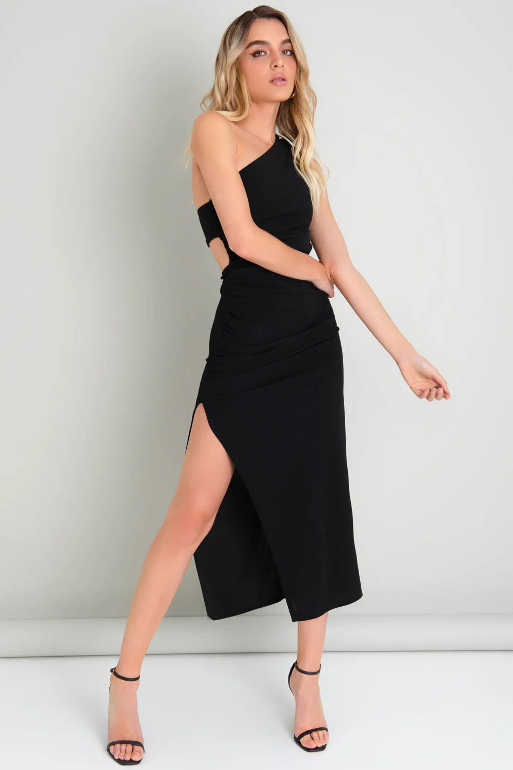 Vestido midi asimétrico plisado con cut out