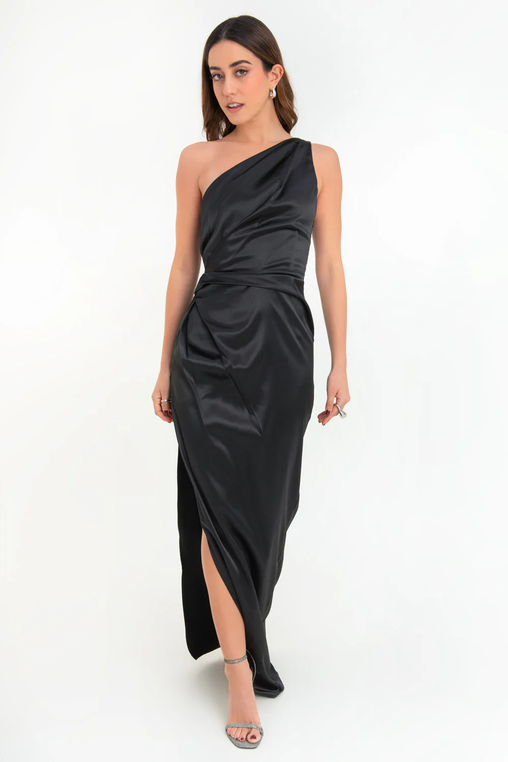 Maxi vestido satinado un hombro con plisados
