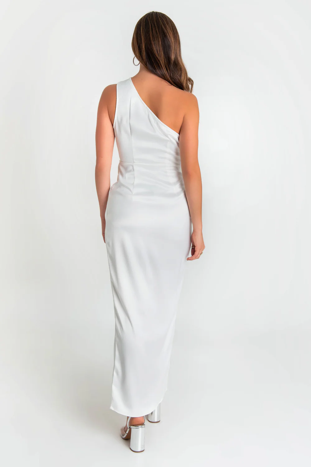 Vestido maxi satinado cruzado de un hombro