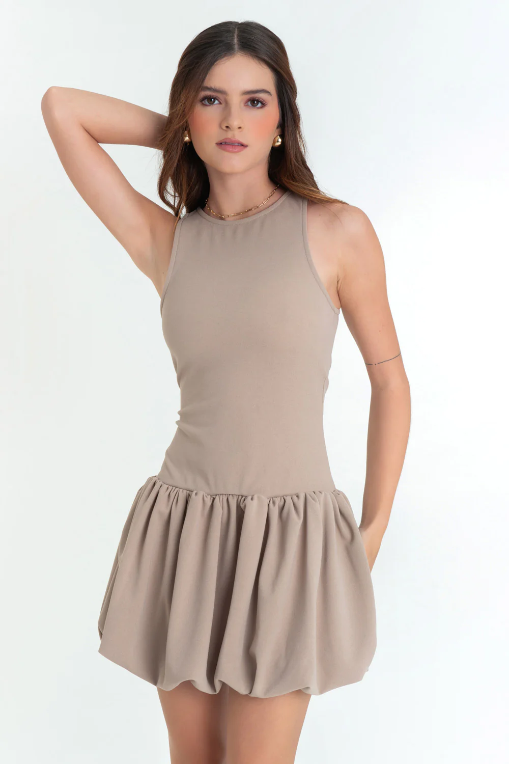 Vestido globo corto de cuello redondo sin mangas