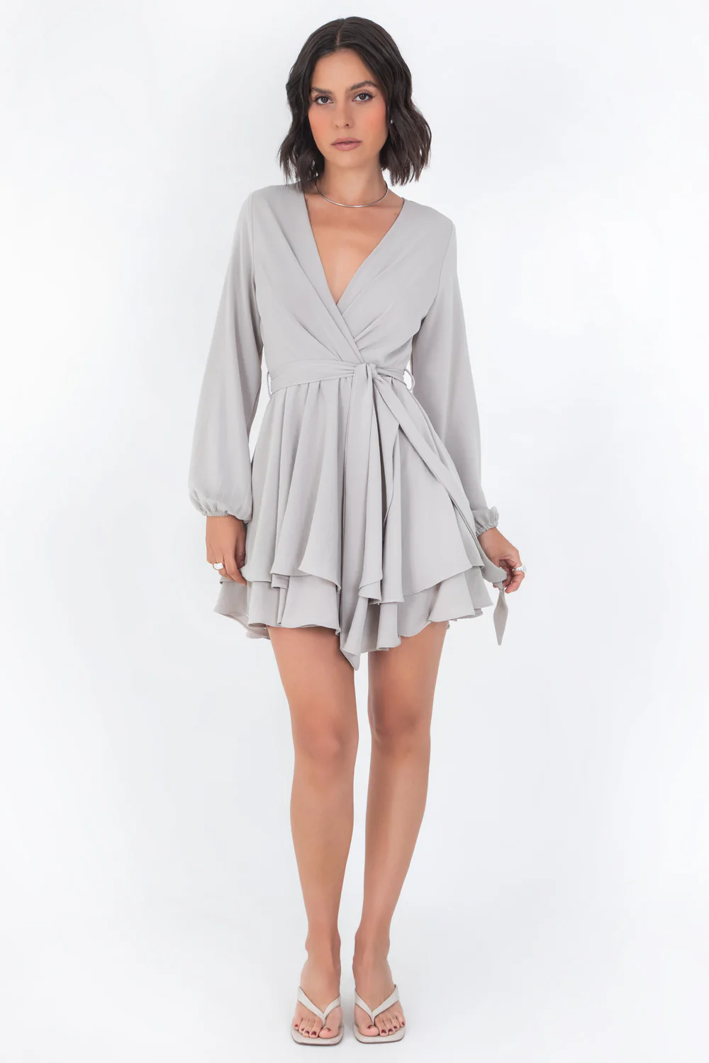 Vestido corto de manga larga capas olanes