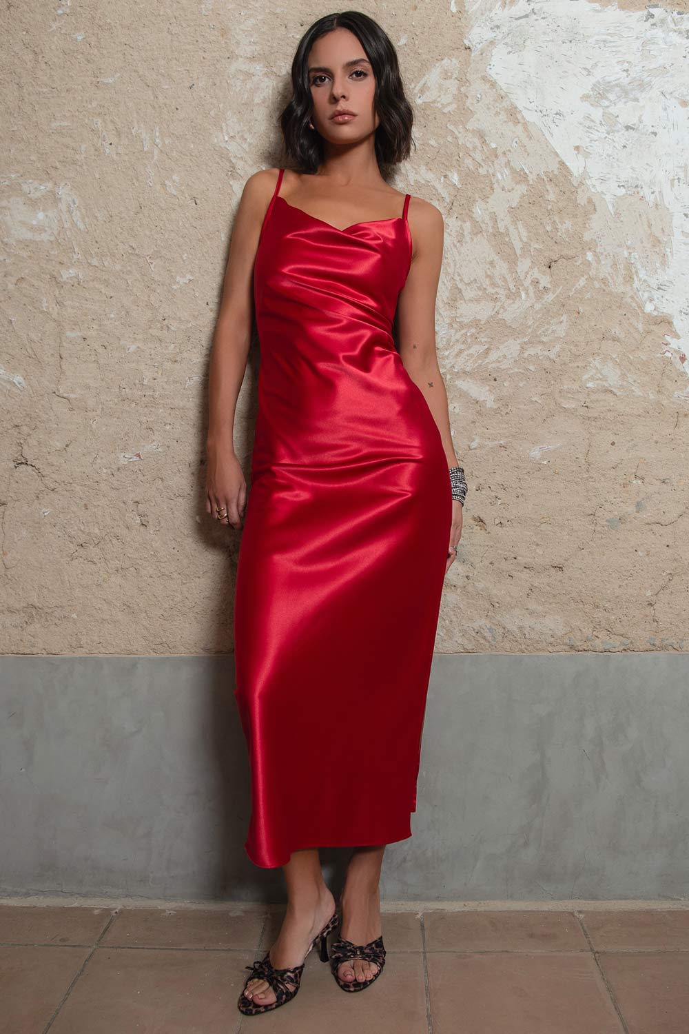 Vestido midi satinado de fit recto escote fluido