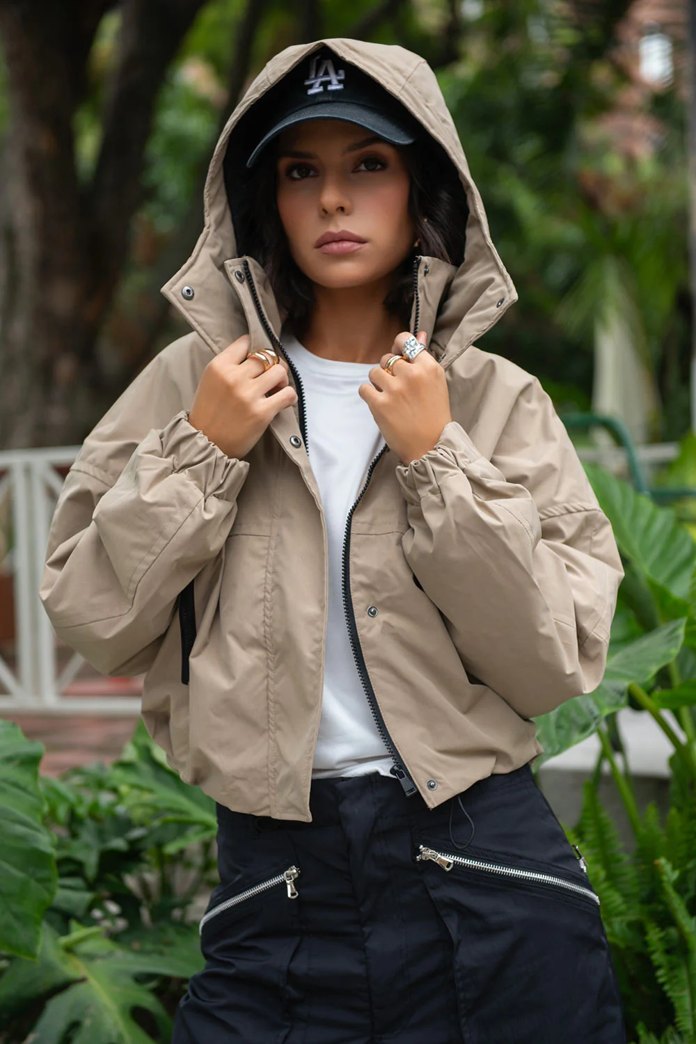 Chamarra corta con capucha cremalleras