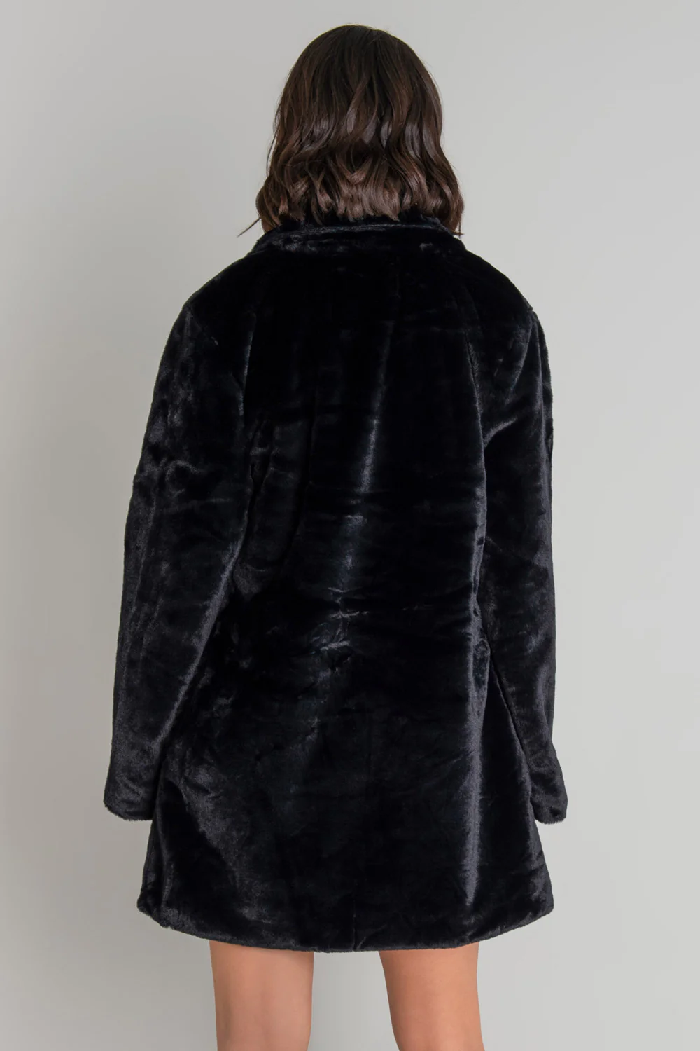 Abrigo abierto de efecto pelo con solapa