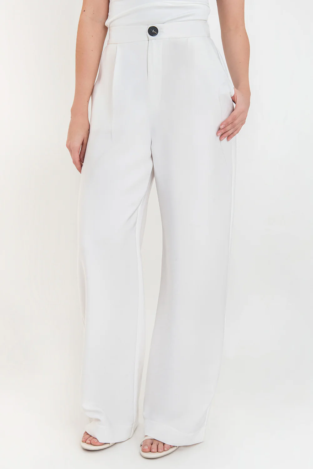 Pantalón wide leg botón contraste con pinzas