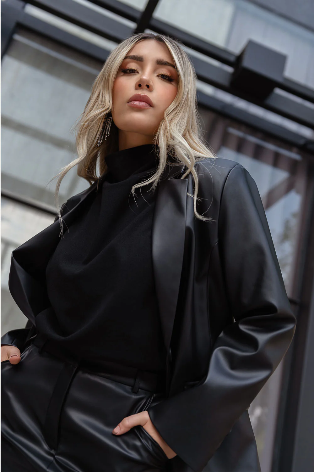 Blusa oversized sin mangas hombros plisados