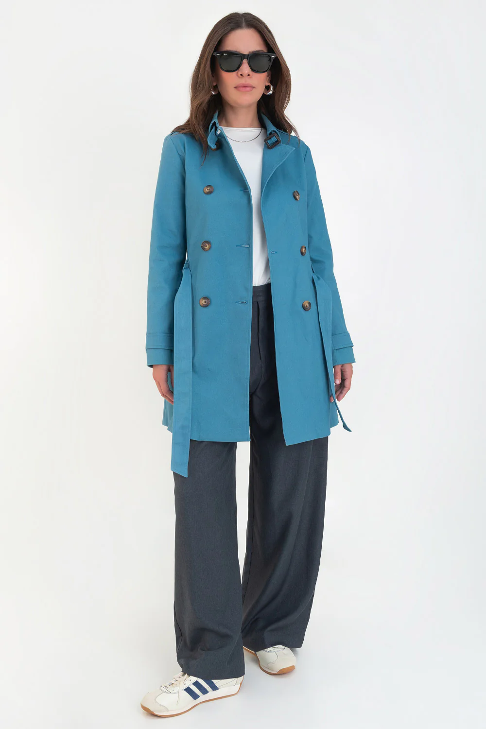 Abrigo trench con cinturón botones en contraste