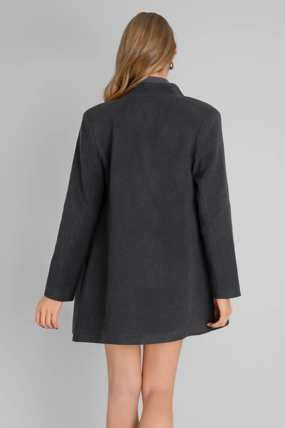 Abrigo manga larga con solapa con botón