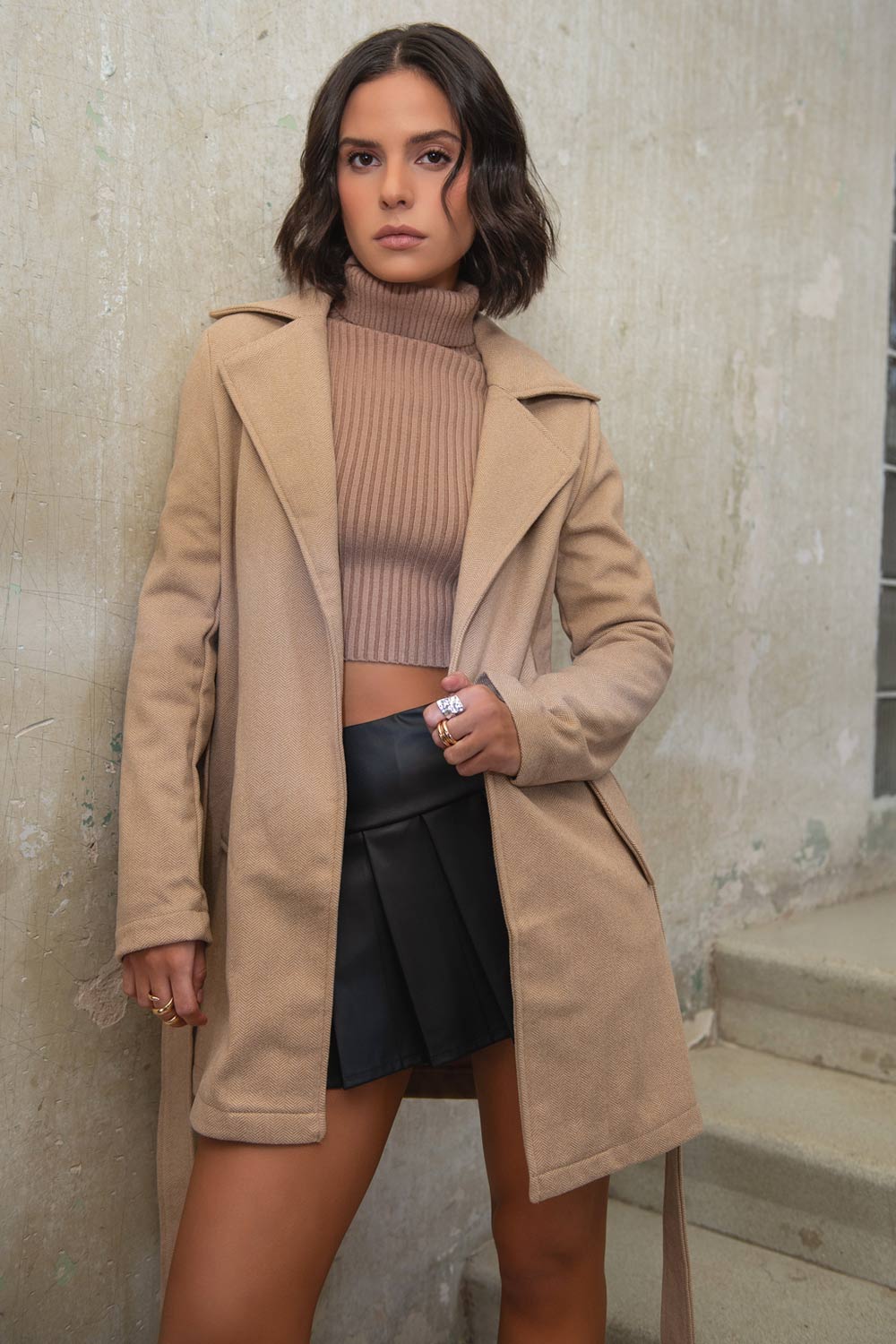 Abrigo corto abierto con solapa cinturón