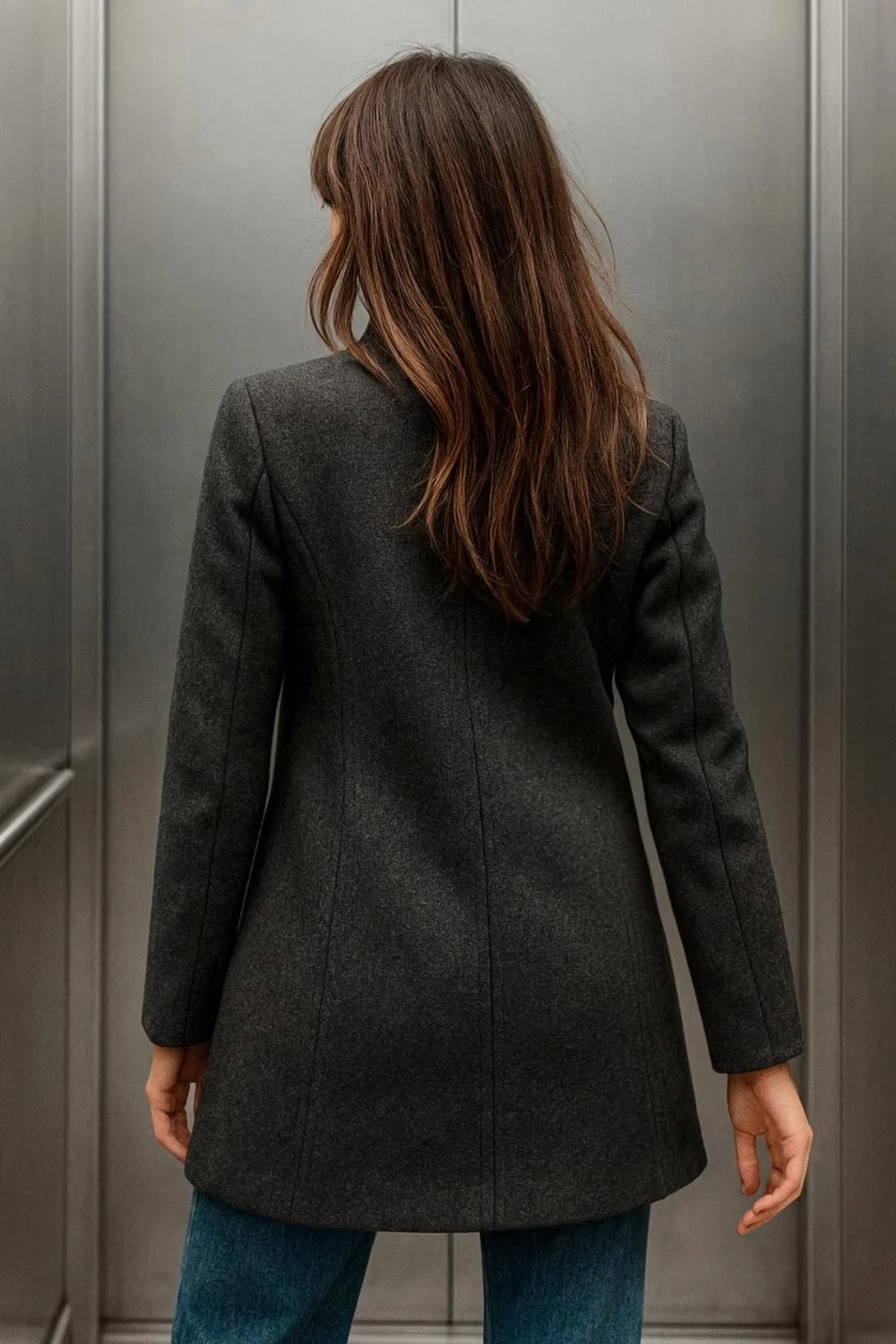 Abrigo cruzado de cuello alto botones en contraste