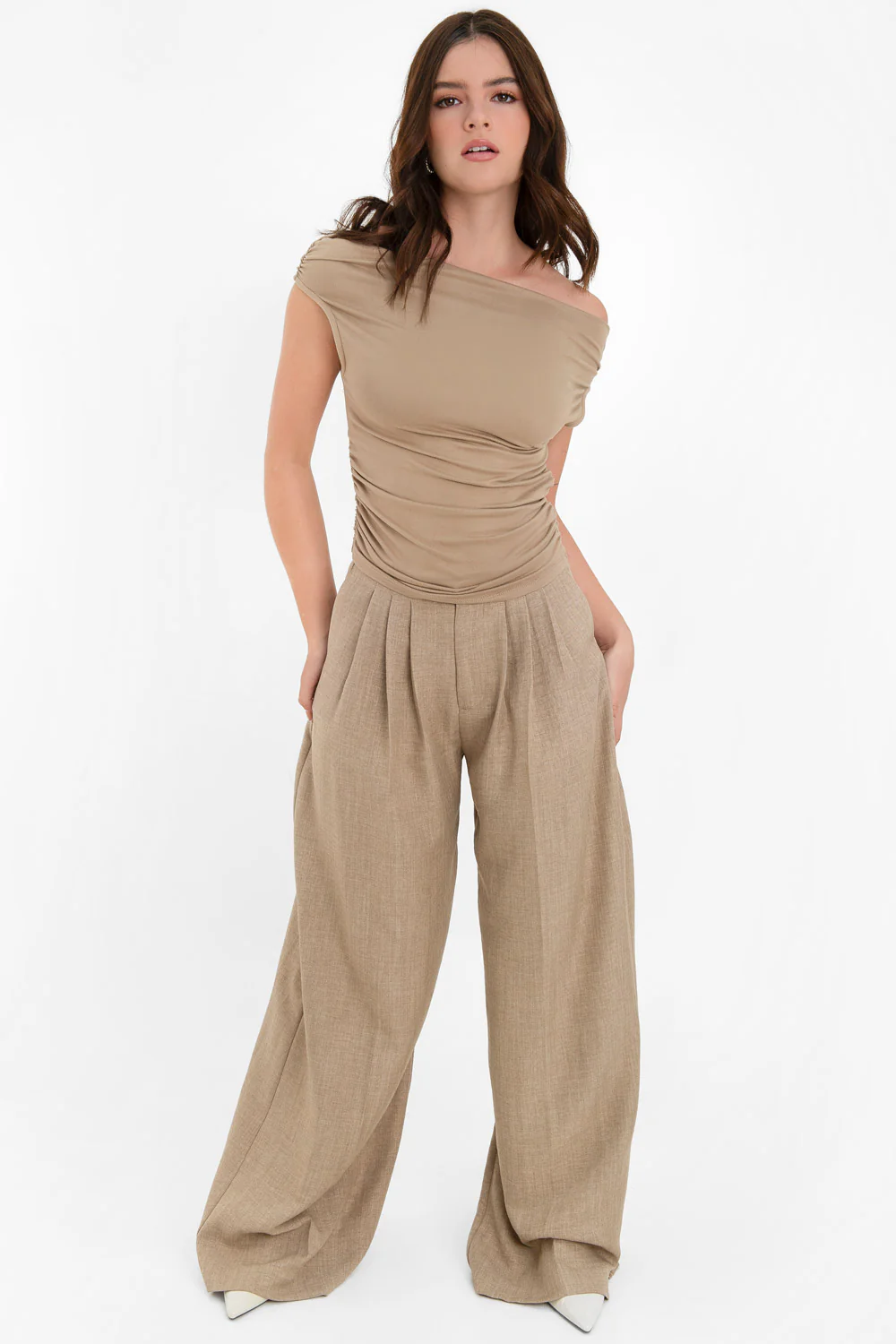 Blusa ajustada con plisados hombros descubiertos