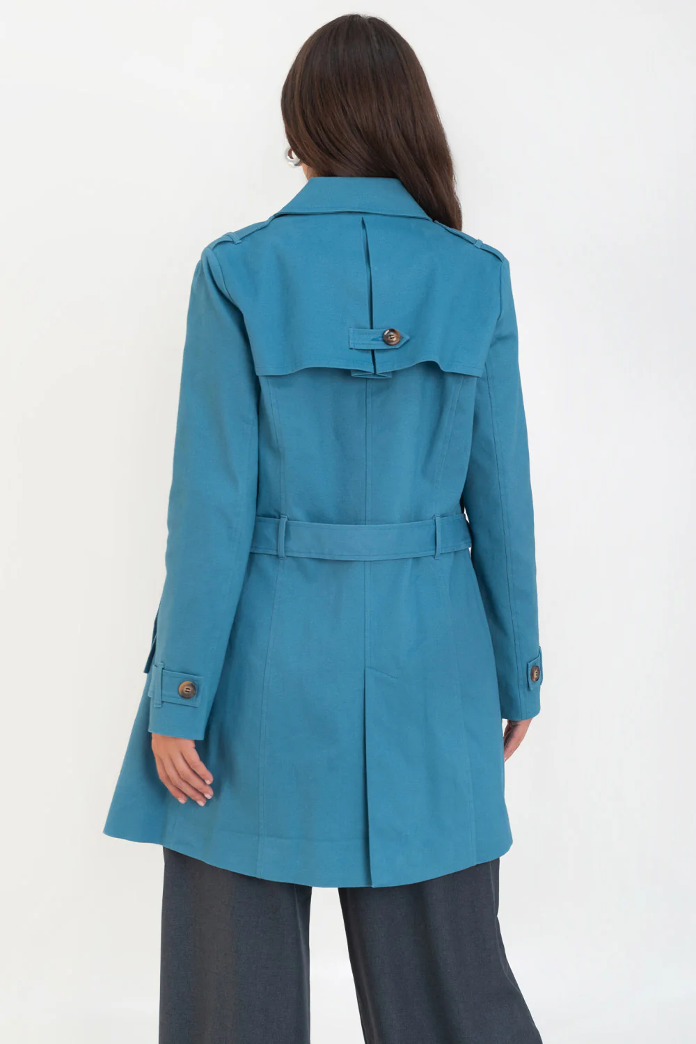 Abrigo trench con cinturón botones en contraste