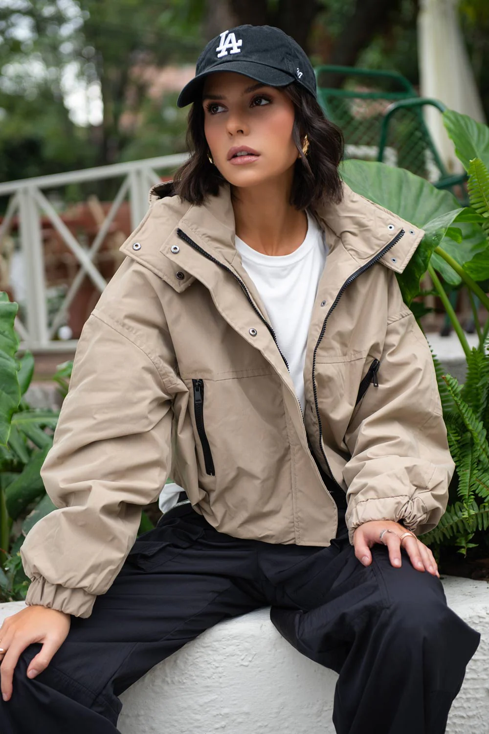 Chamarra corta con capucha cremalleras