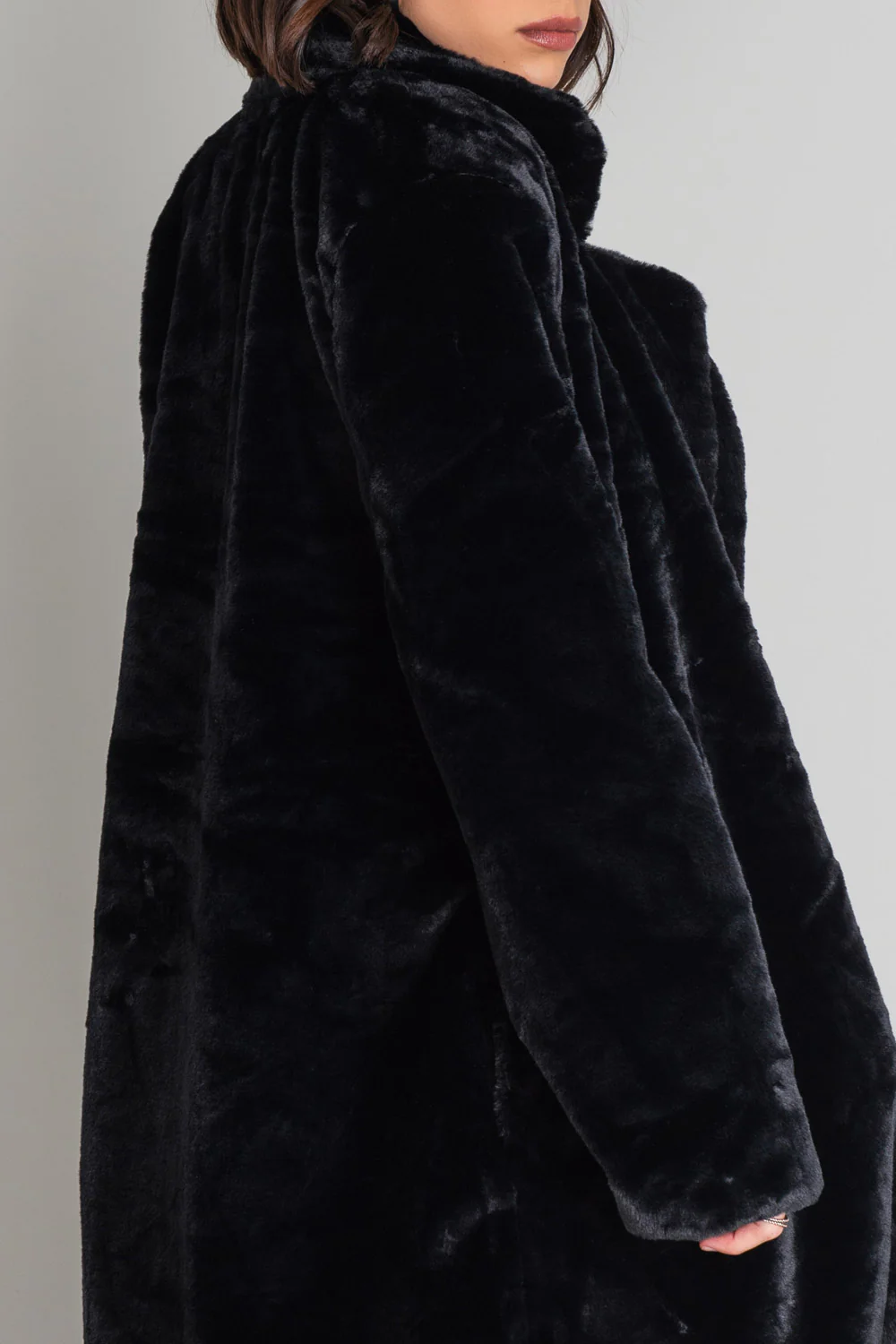 Abrigo abierto de efecto pelo con solapa