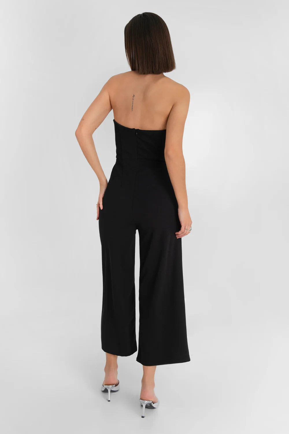 Palazzo strapless con cinturón escote v