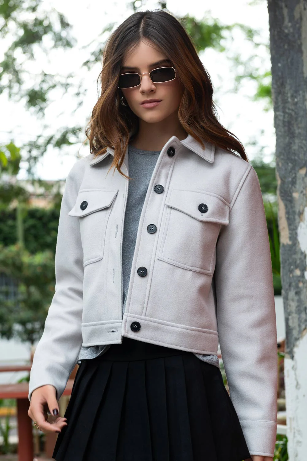 Chamarra corta fit recto con botones contraste