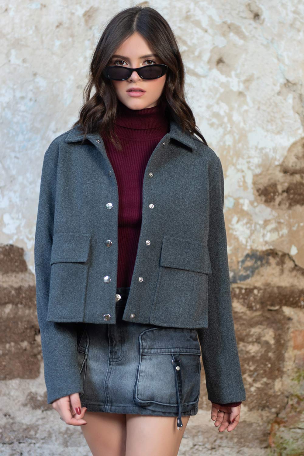 Abrigo corto manga larga bolsillos frontales