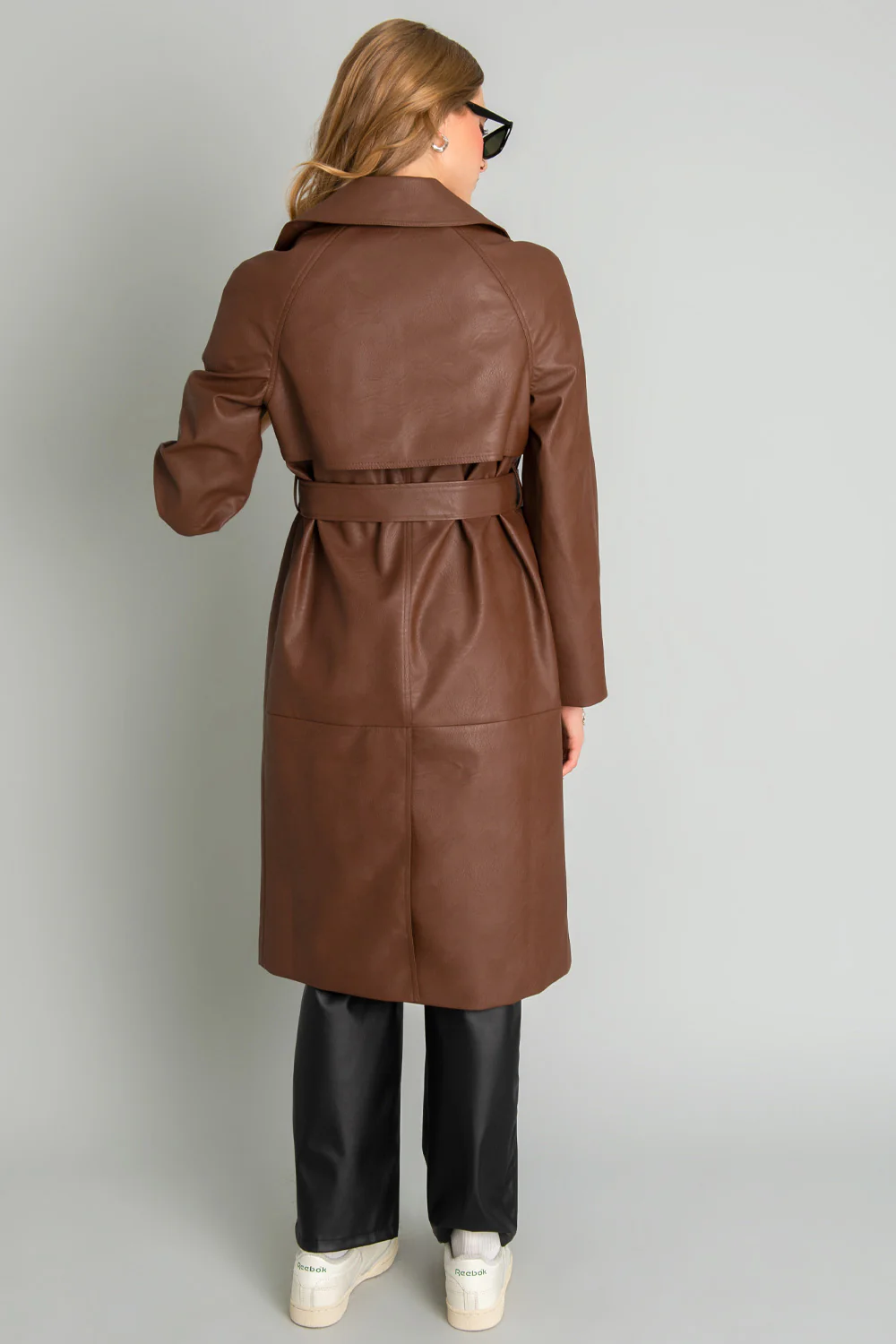 Abrigo trench largo de efecto piel con solapa