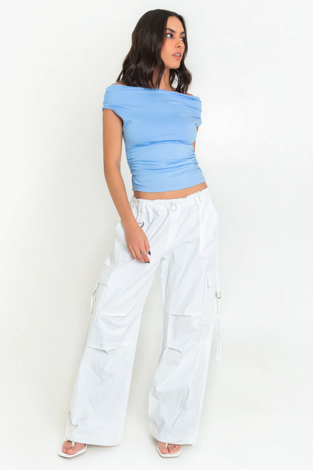 Blusa ajustada con plisados hombros descubiertos