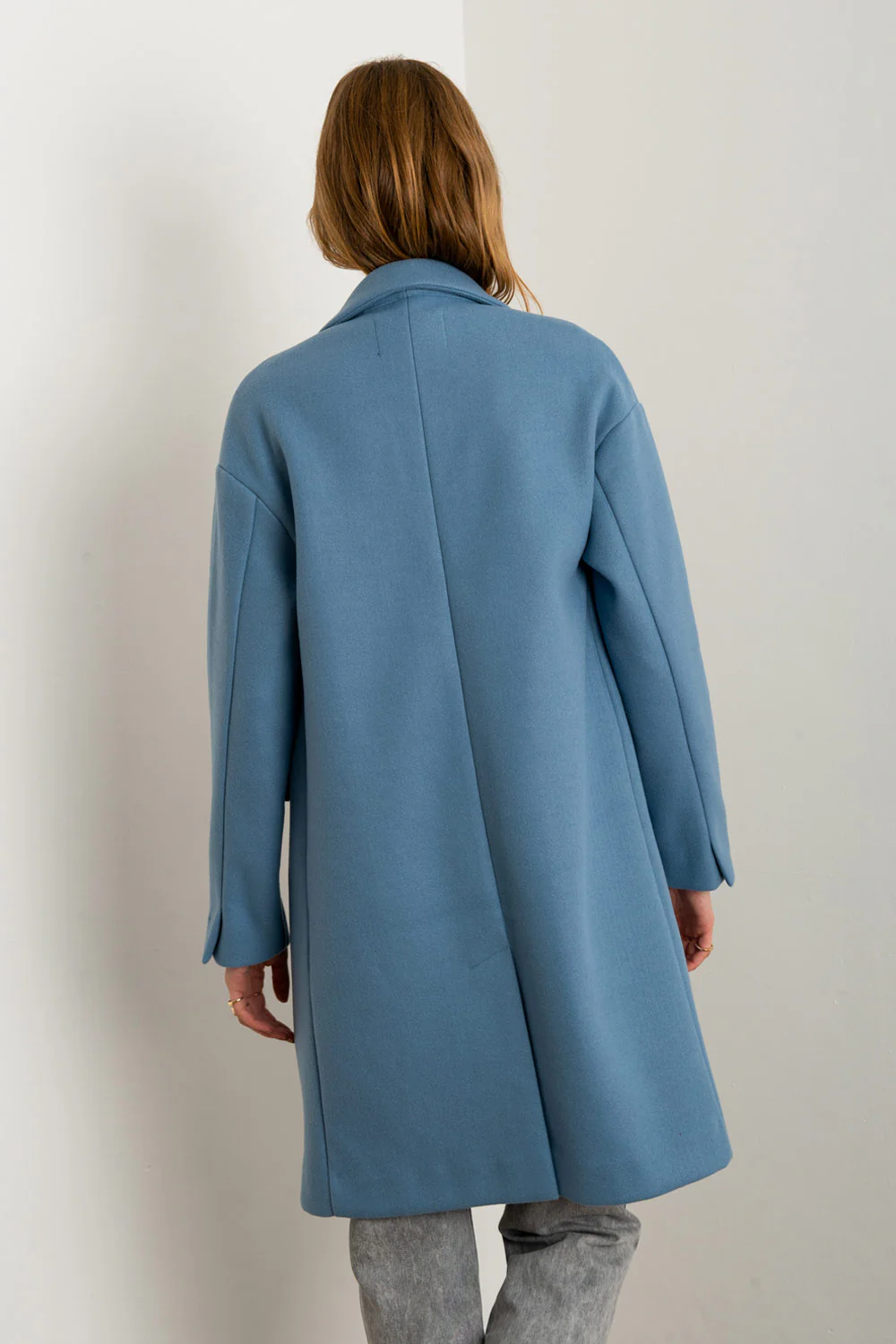 Abrigo largo con solapa botón contraste