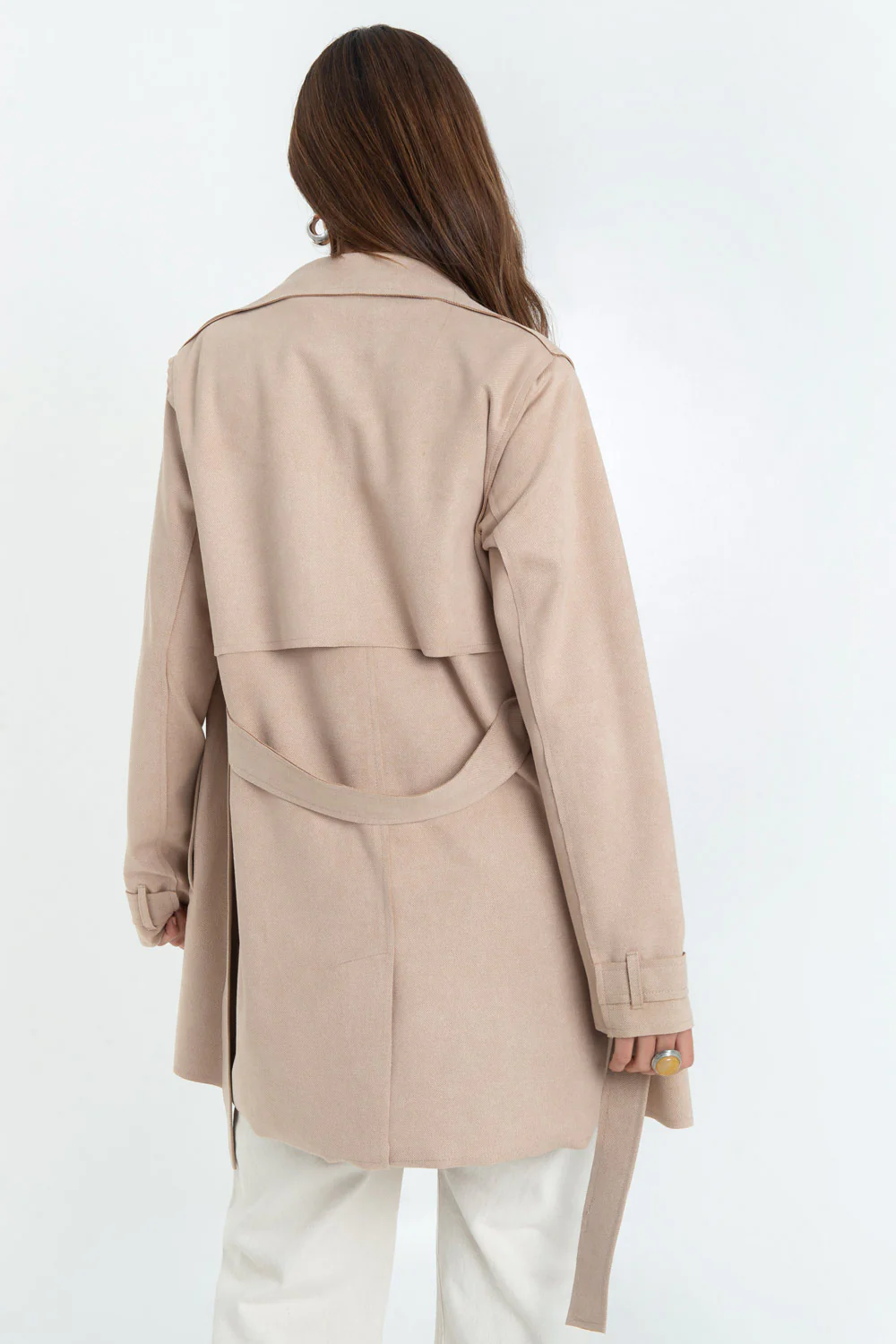 Abrigo trench corto cruzado con cinturón