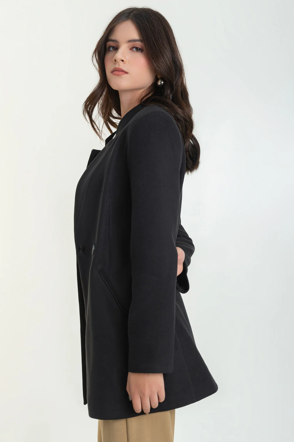 Abrigo manga larga con solapa con botón