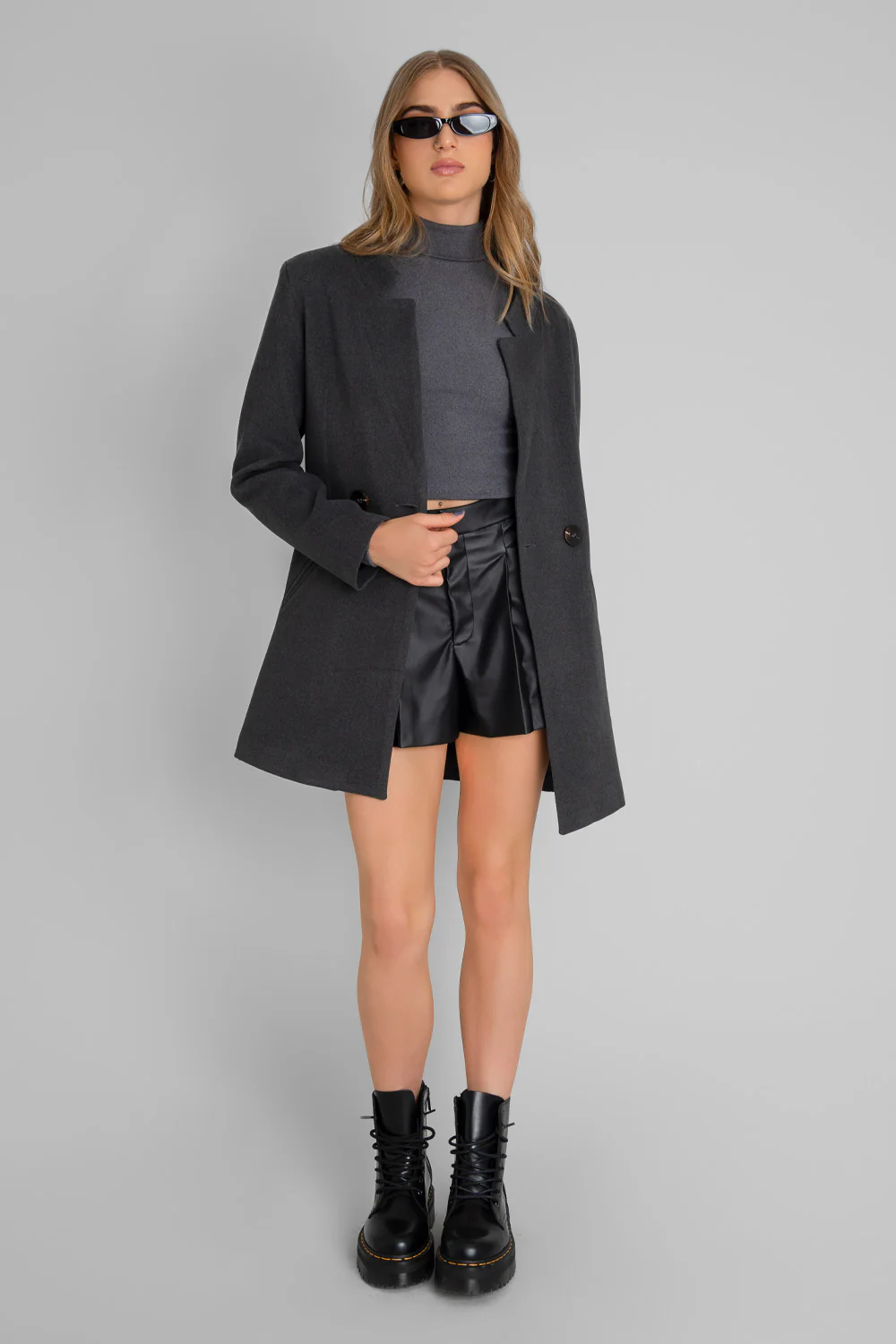 Abrigo manga larga con solapa con botón