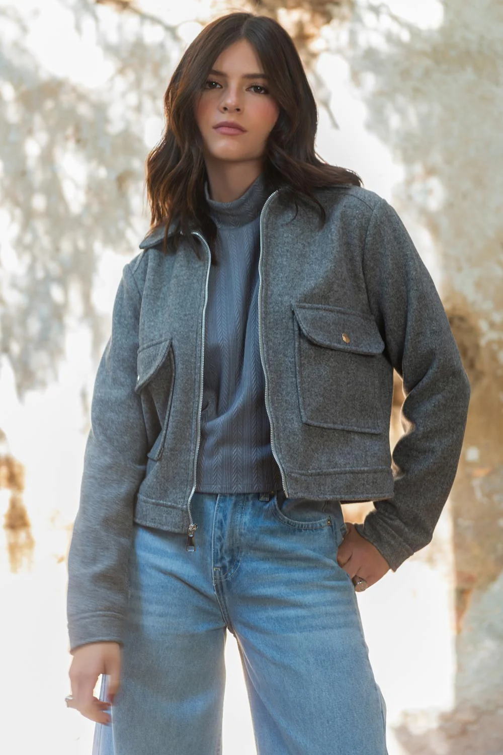 Chamarra corta fit recto con bolsillos frontales