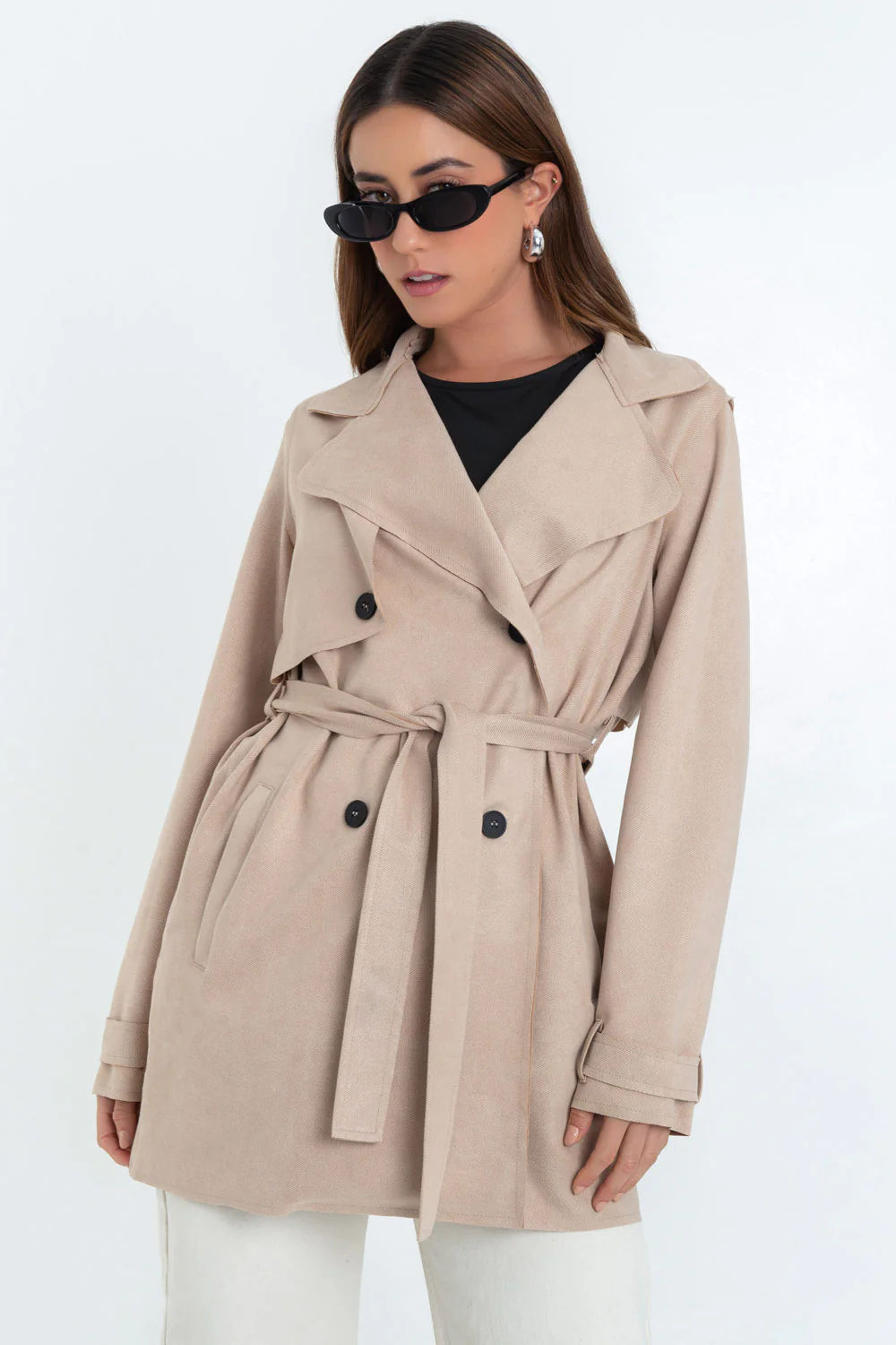 Abrigo trench corto cruzado con cinturón