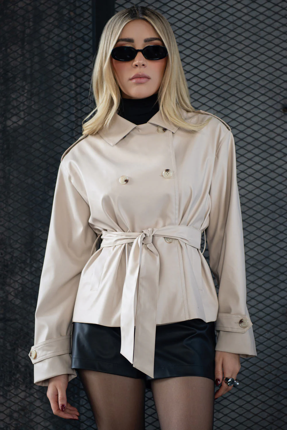 Abrigo trench corto con cinturón