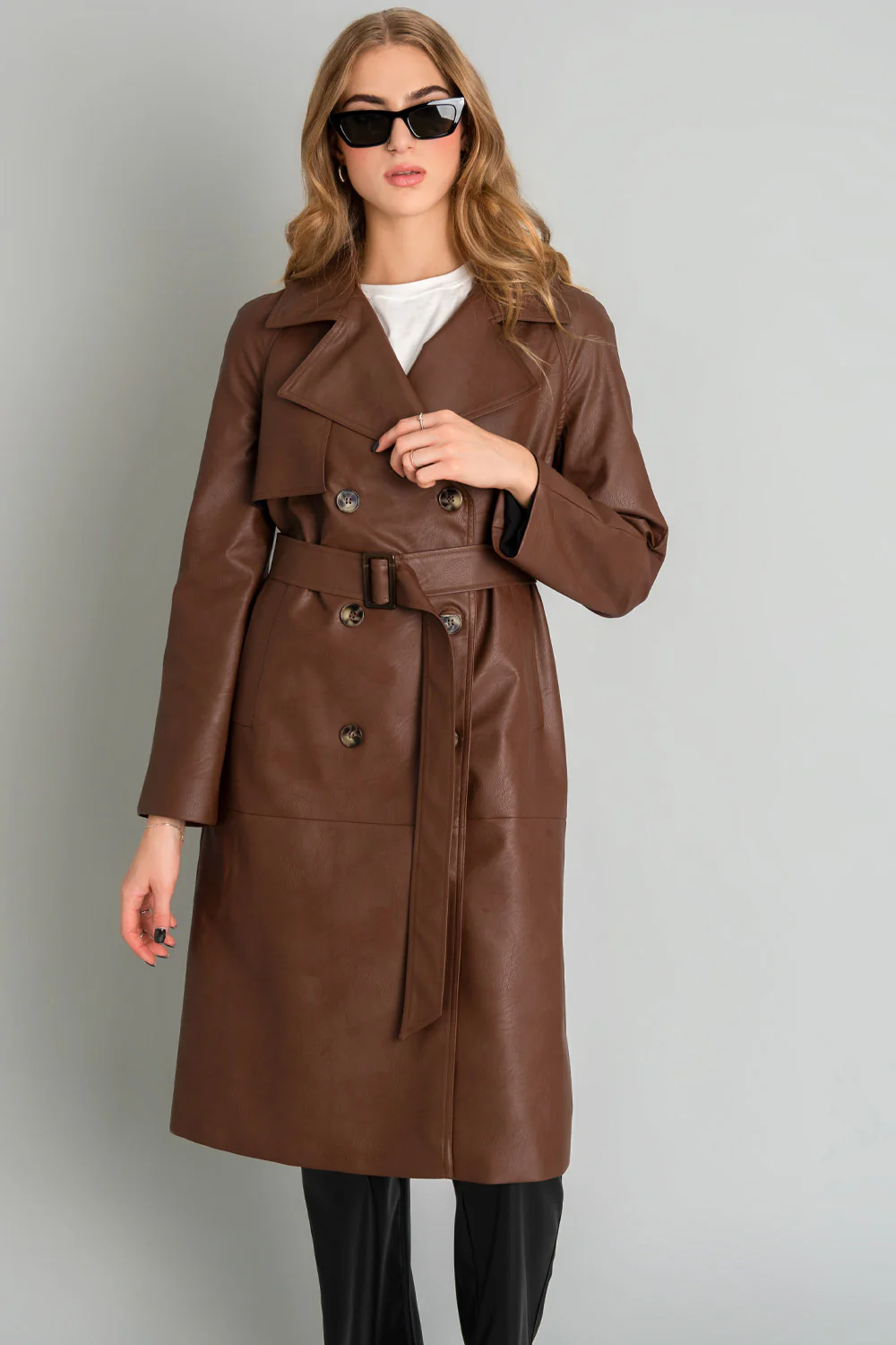 Abrigo trench largo de efecto piel con solapa