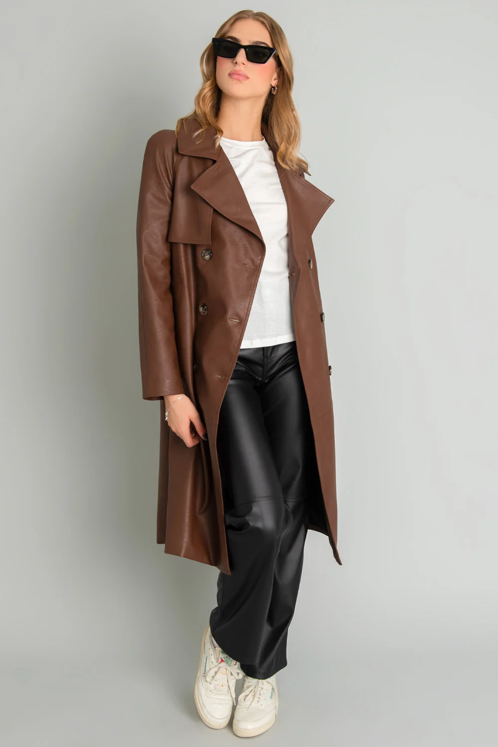 Abrigo trench largo de efecto piel con solapa