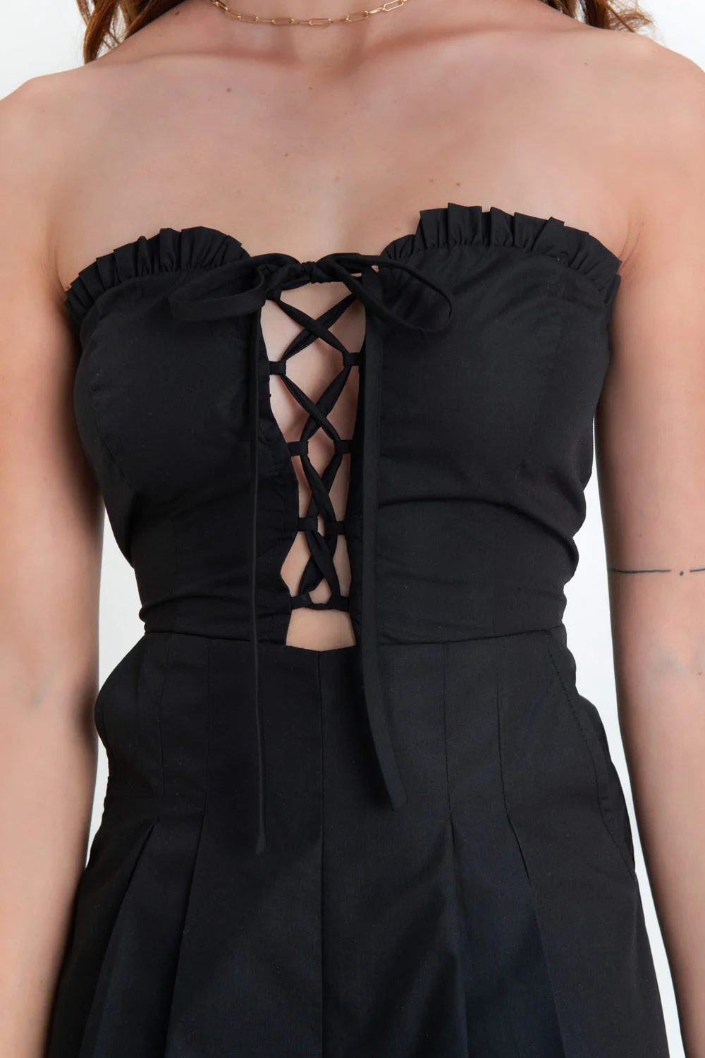 Playsuit strapless escote cut out con lazado