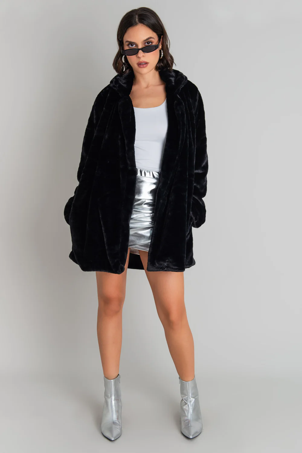 Abrigo abierto de efecto pelo con solapa