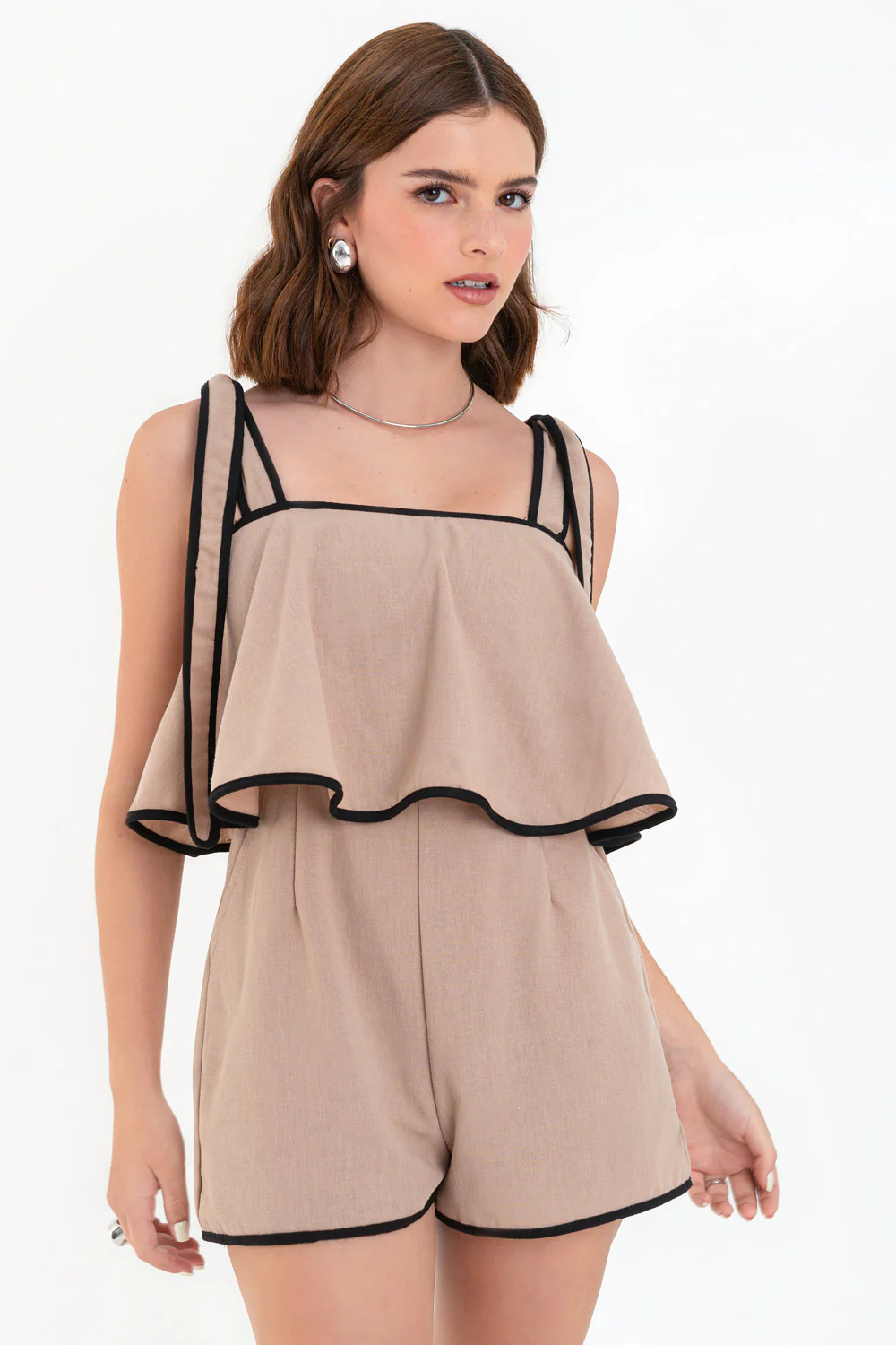 Playsuit de tirantes nudo detalle borde contraste