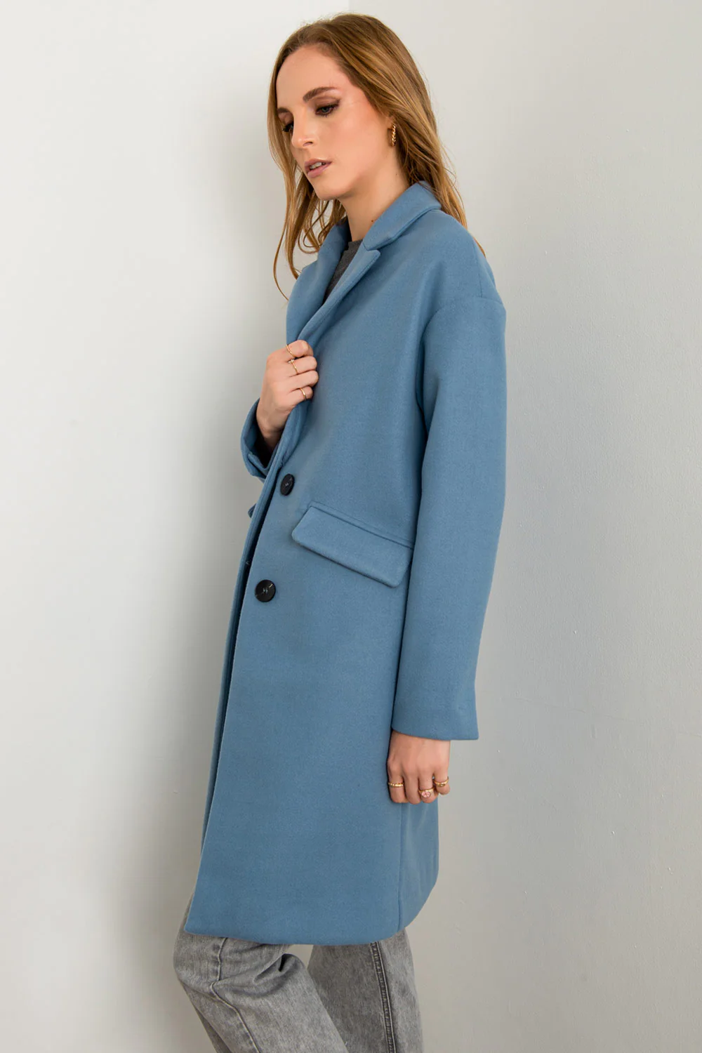 Abrigo largo con solapa botón contraste