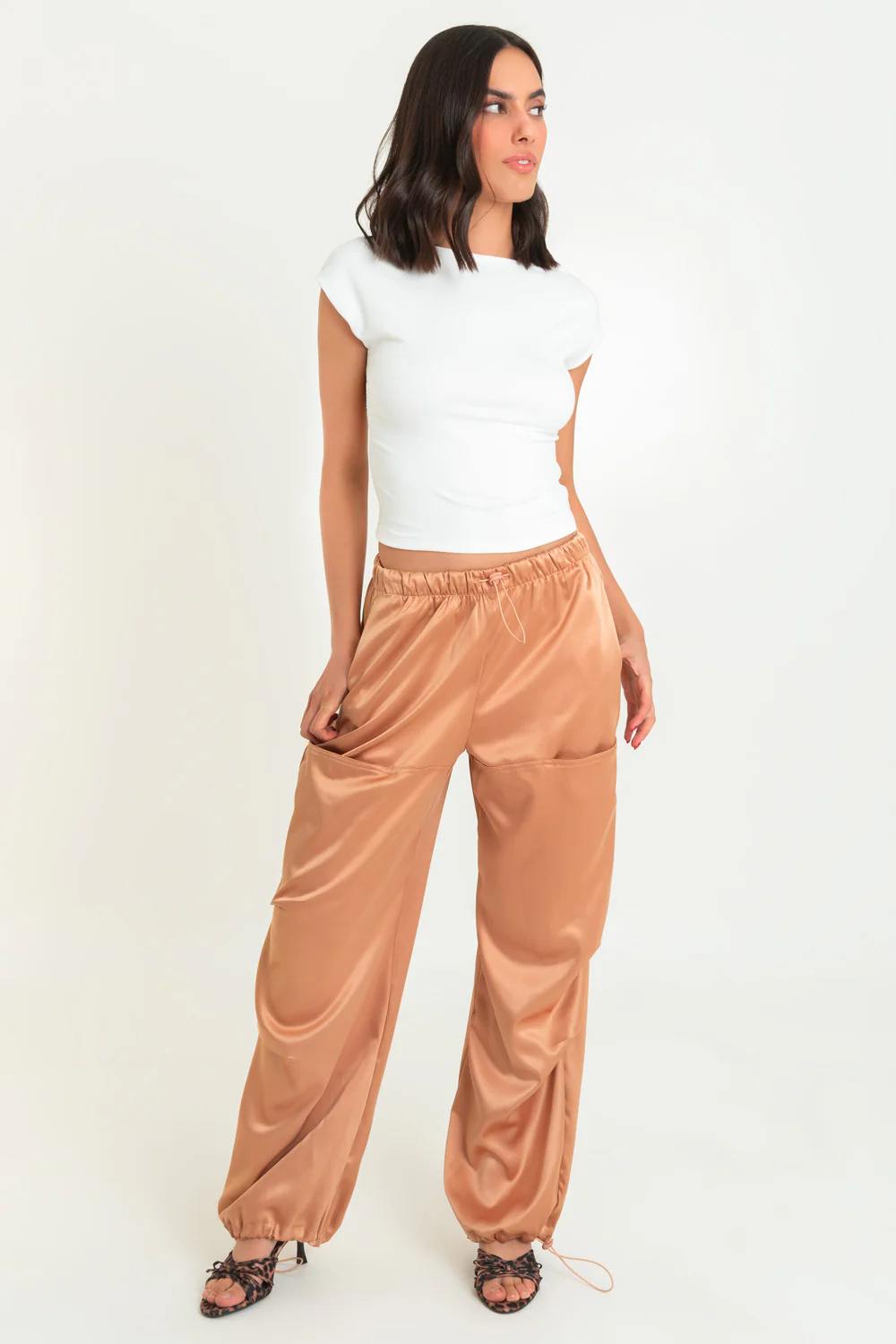 Pantalón parachute satinado de cintura alta elástica