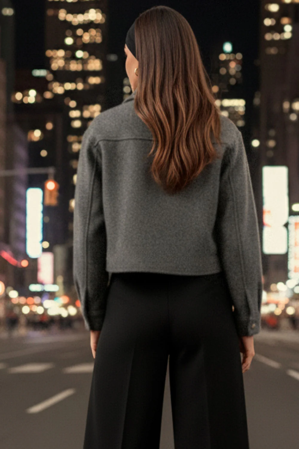 Chamarra corta recta con botones en contraste