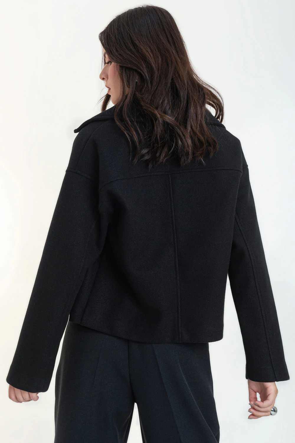 Abrigo corto manga larga cuello con solapa