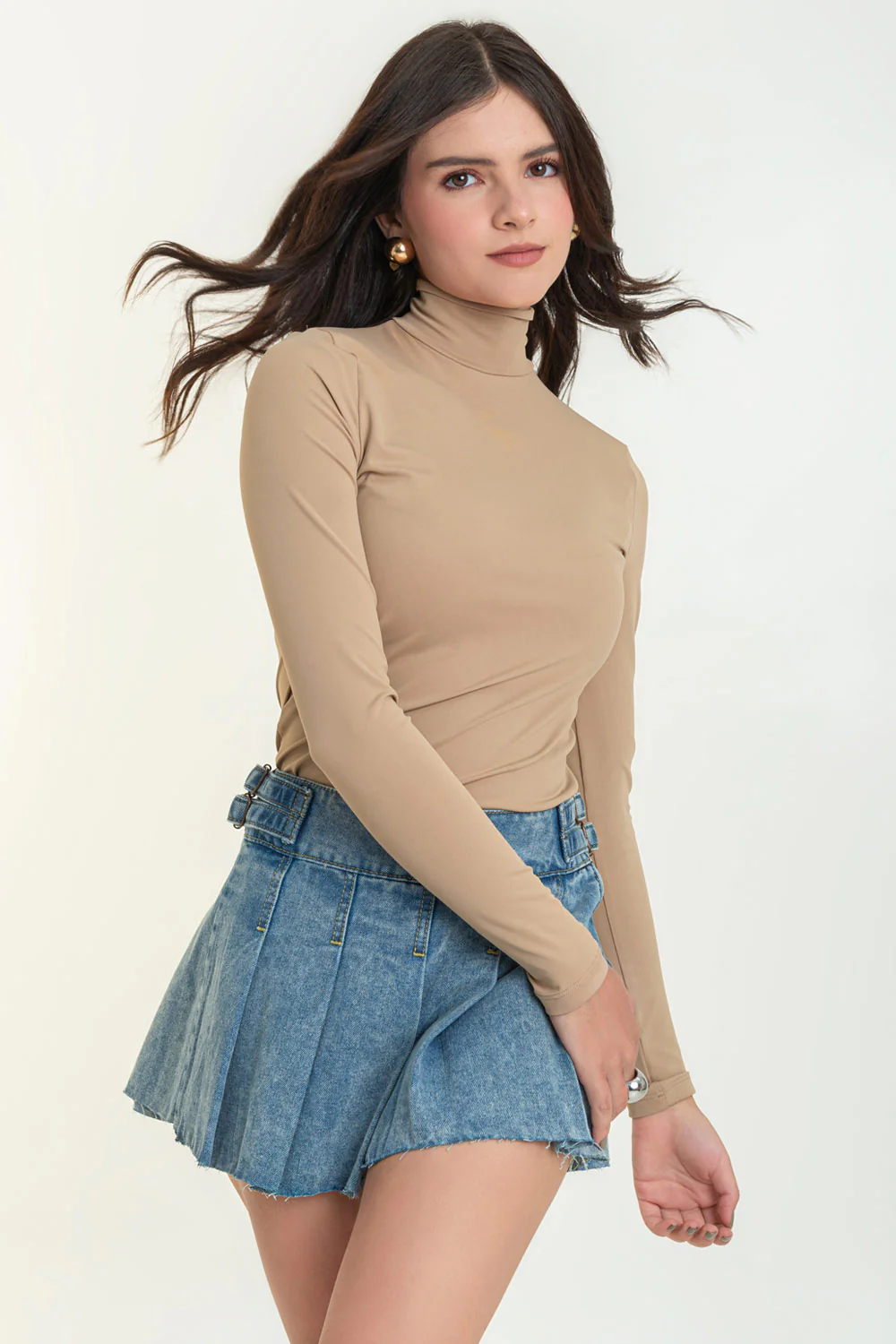 Falda short corto tableado de denim con rotos