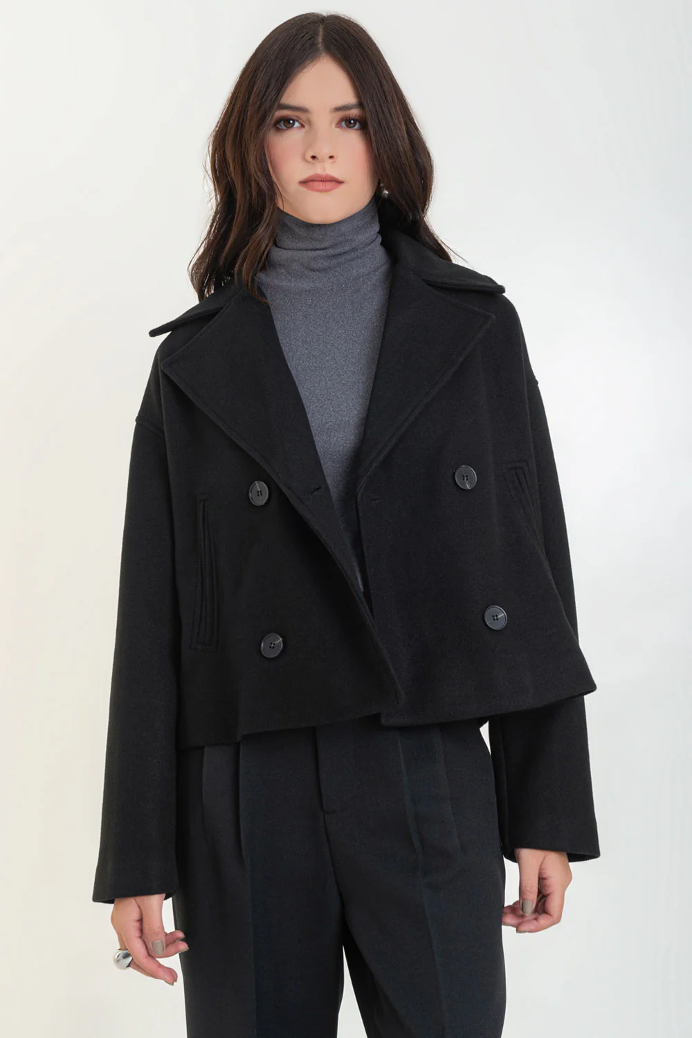 Abrigo corto manga larga cuello con solapa