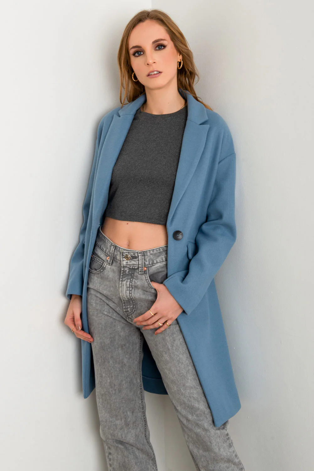 Abrigo largo con solapa botón contraste