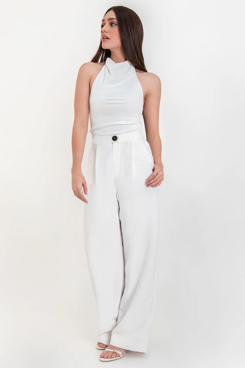 Pantalón wide leg botón contraste con pinzas